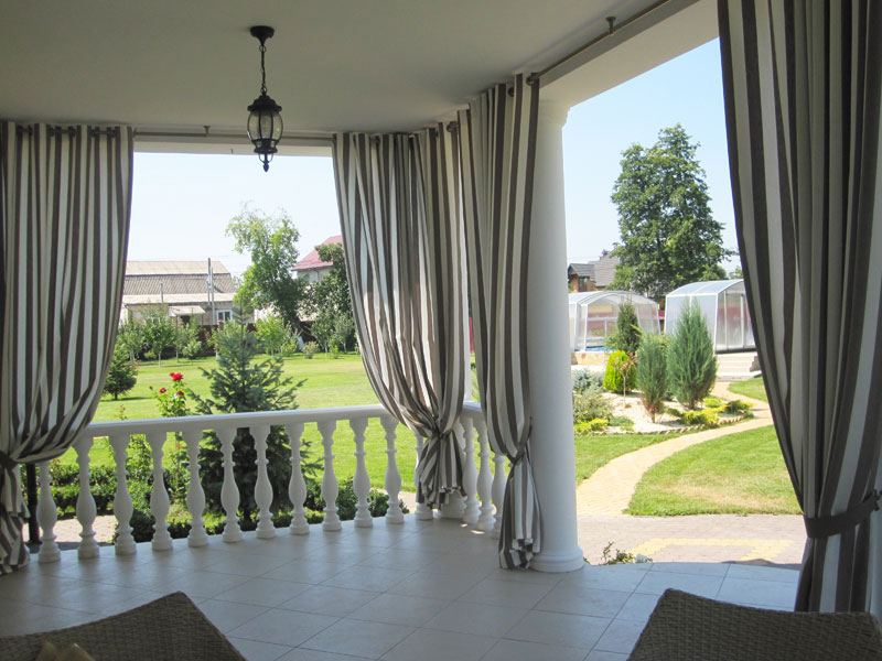 Карнизы для уличных штор 